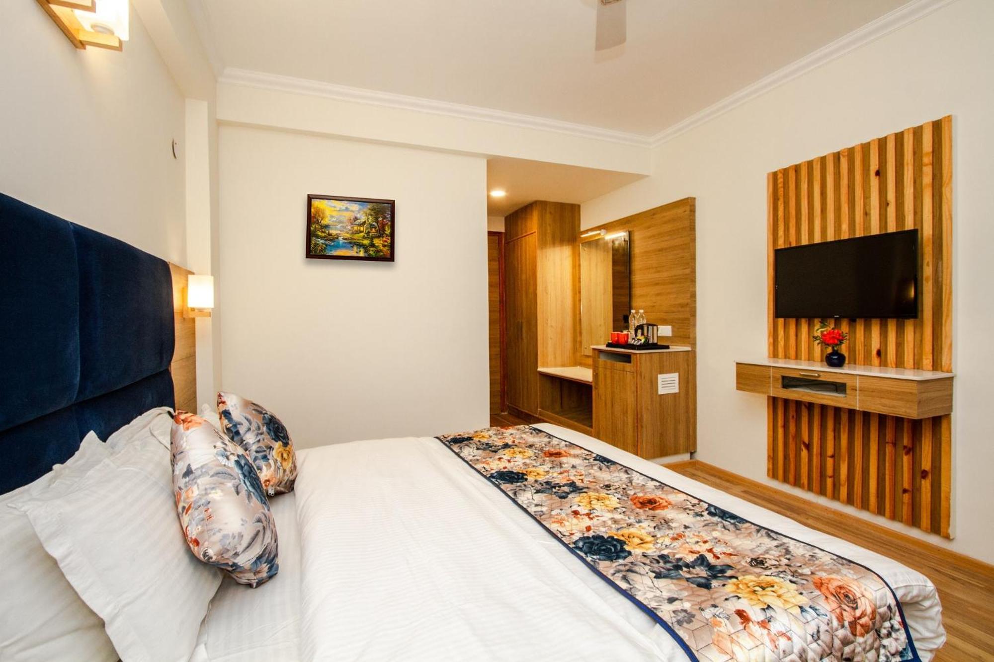 Anand Vardhan Resorts Manali  Room photo